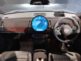 MINIの内装はとにかく『円』に拘ったデザインコンセプトが一目で伝わってきます。これほど円形に拘った車は他に御座いません。伝統のデザイン、トグルスイッチなど遊び心のある内装で御座います。
