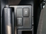 トラクションコントロールが装備されております♪すべりやすい路面での発進時や加速時にタイヤの空転を抑え、駆動力確保に貢献する機能です☆詳細は販売店スタッフまでおたずねください!