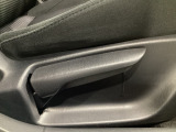 運転席にはドライバーの体型や好みに応じて前後方向だけでなく、高さの調整ができるシートリフターを装備!