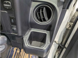 便利なカップホルダーを装備しています。 缶ジュースを開けて運転していると振動で倒れないかヒヤヒヤ、意外と置き場に困るもの。 意外に重要な装備ですね。