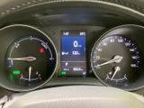 見やすいメーター類が、運転に必要な情報を分かりやすく伝えます。洗練されたデザインで、上質な空間を演出します。