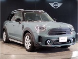 MINIのフロントグリルのデザインはイギリスで生まれた当初から、シルバーのサイドバーが折り重なった伝統的なデザインで御座います。その伝統はBMWのお車になってからでも少しずつ形を変えて守られております