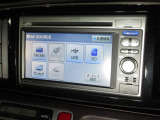 ナビゲーションは純正メモリーナビ(VXM-128US)を装着しております。AM、FM、CD、DVD再生、ワンセグTVがご使用いただけます。初めて訪れた場所でも安心ですね!