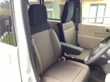 運転席シートは厚みもしっかりあり長時間の走行も可能です。