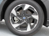 純正18インチアルミホイール。 タイヤサイズは225/55R18