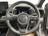 快適な操作性の運転席、ハンドルも綺麗に清掃済みです!もちろん安全を守るエアバッグも装備しているので安心してお乗りいただけます(^^)