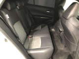 【後部座席】も当然、綺麗・清潔に仕上げております。内装の綺麗なお車は気持ちが良いですし、コンディションのいい車が多いです。これもオススメの1台です。