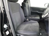 運転席・助手席まわりです。ゆったりと座って頂けるシートで快適です。