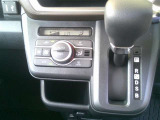 【オートエアコン】 車内快適♪ご希望の温度に設定すれば風向きや風量を自動で調整してくれますよ!