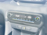 【オートエアコン】「AUTO」スイッチを押すだけで、冷暖房の切り替えや風量、吹き出し口の調整などを自動で行います。