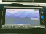 高精細なディスプレイで、快適なドライブのお供に。Bluetooth接続で、お気に入りの音楽をワイヤレスで楽しめます。使いやすさも抜群です。