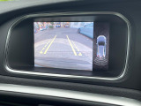【パークアシスト・カメラ】駐車時に後方がリアルタイム映像で確認できます。大型商業施設や立体駐車場での駐車時や、夜間のバック時に大活躍!運転スキルに関わらず、今や必須となった装備のひとつです!