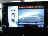【全周囲モニター】車を上空から見下ろしたような映像をカーナビ画面に映し出し、車庫入れや縦列駐車をサポートしてくれます。
