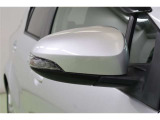 バイカラーでお洒落なウインカーミラーです。ウインカーミラーはお洒落なだけでなく、対向車や歩行者からの視認性が良く安全性が向上し、事故防止にもつながります。