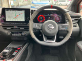 使いやすく安全な操作性と良好な視界を実現した運転席!