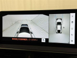 パノラミックビューモニターを装備。駐車場や交差点でクルマを真上から見るように周囲を確認できます。機能の詳細は販売店スタッフまでおたずねください。