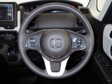 ハンドル左側にはオーディオ操作が出来るオーディオリモートコントロールスイッチ、右側にはHonda SENSINGとオートクルーズコントロールのスイッチを装備!