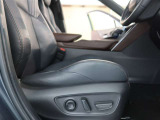 パワーシート搭載。微妙な調整が手軽にでき、ピッタリなポジションで運転することが可能です。