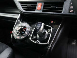 CVT(無段変速)のオートマチックです。インパネシフトがとても使い易く足元がスッキリするので、空間が広く使えますね♪