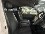 運転席の画像です。足元やシートまわりに余裕があり、リラックスした姿勢で運転が可能です。視界も良好で操作系へのアクセスもしやすく、快適で安心感のあるドライブをサポートします。