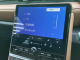 お好みの音楽をクリアな音質で楽しめます。多様なソースに対応し、快適な車内空間を演出。長距離ドライブも飽きさせません。