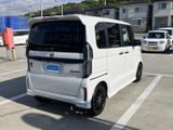 スタイリッシュなリアデザインが特徴的です。精巧に作り込まれたフォルムは、見る角度によって表情を変え、洗練された印象を与えます。