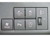 予防安全機能「スマートアシスト」を装備しています。安全機能の詳細は販売店スタッフまでおたずねください。機能を過信せず、必ずご自身で安全運転を行ってください。