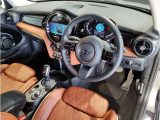 MINIの内装はとにかく『円』に拘ったデザインコンセプトが一目で伝わってきます。これほど円形に拘った車は他に御座いません。伝統のデザイン、トグルスイッチなど遊び心のある内装で御座います。