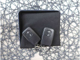 【スマートキー】キーをバッグやポケットに入れたままでもドアロックの開閉が出来るほか、エンジンキーを挿さなくてもエンジンスタートストップが出来ます。