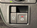 指先だけで簡単に操作が可能な電動パーキングブレーキを採用。「HOLD」スイッチを押すと、渋滞や信号待ちなどでブレーキペダルから足を離しても、ブレーキを保持するので安心です
