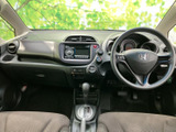 洗練された空間が広がる運転席。ドライバーの視界を確保し、操作性にも配慮された設計です。快適な運転体験を。