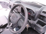 視線移動が少なく、疲れにくいセンターメーターをはじめ、運転に必要な機能をインパネ中心部にまとめた使いやすさを考えられた運転席まわりです。