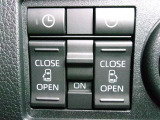 両側パワースライドドア付♪狭い駐車スペースなどでの乗り降りラクラク!小さなお子さまのいるご家庭には嬉しい装備♪