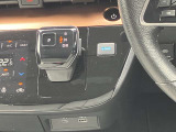 電制シフトは、手首を軽く動かすだけで操作できる、まったく新しい操作感です。