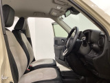 座面も厚みがあり背もたれも高く、広い足元にゆったり座れるシートです。運転席と助手席の間が空いている為、助手席側への移動がスムーズです。交通量の多い道でも助手席側から乗り降りができます。