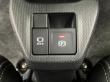 【電動パーキングブレーキ+オートブレーキホールド機能】 指先だけで簡単に操作が可能なパーキングブレーキ、スイッチを押すとブレーキペダルから足を離してもブレーキを保持できるオートブレーキホールド搭載。