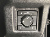 日本の駐車場は幅が広くないところが多くて、乗り降りが大変だったりしますよね。電動ミラーがあれば、室内でミラーをたためるので、駐車するときも便利ですね。