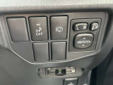 車両接近通報装置のON/OFF切り替えスイッチとヘッドライトウォッシャーのスイッチです。電動格納ドアミラー付きです。