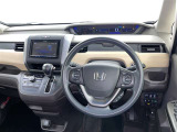運転席まわりです。 各操作スイッチは使いやすい位置に配置されてます。