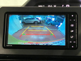 【バックカメラ】 駐車時に車両後方の様子を見ることができるので、運転の不安を軽くします。
