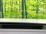 【カラーヘッドアップディスプレイ】現在の速度や走行情報をデジタル表示で運転席前方のガラスに投影!カラー付きで視認性も高く、運転中目線をずらさず必要な情報を確認できるのでとっても便利で安心!