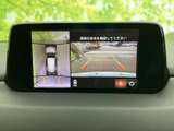 後退時の安全性を高めるバックモニターを装備。狭い場所での駐車も、よりスムーズに行えます。周囲の状況をしっかり確認できます。