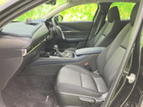運転しやすい視点と操作性の高いステアリングが、快適なドライビングをサポートします。日常の足から週末のドライブまで対応します。