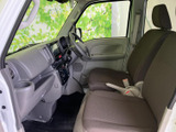 運転しやすい操作性と、快適な室内空間が魅力です。機能的な装備も充実しており、安全で快適なドライブをサポートします。