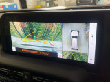 【パノラミックビューモニター】専用のカメラにより、上から見下ろしたような視点で360度クルマの周囲を確認することができます☆死角部分も確認しやすく、狭い場所での切り返しや駐車もスムーズに行えます。