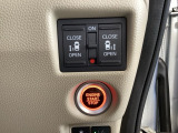 リアドアは乗り降りに便利な両側電動スライドドアです。また運転席に座っていながらスイッチ操作で自在にスライドドアを開け閉めできます。