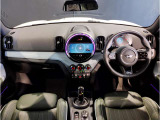 MINIの内装はとにかく『円』に拘ったデザインコンセプトが一目で伝わってきます。これほど円形に拘った車は他に御座いません。伝統のデザイン、トグルスイッチなど遊び心のある内装で御座います。
