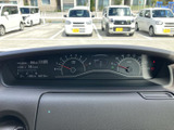 視認性の高いメーター類で、運転に必要な情報を的確に把握できます。運転状況が一目でわかり、安全運転をサポートします。