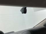 後方にもドライブレコーダーのカメラが付いています。前後両方でお車の周りを監視・記録いたします。