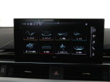 スマートフォンとAudiをUSBケーブルを介し接続。AppleのCarPlayやAndroid Autoのアプリを通じて、スマートフォンのコンテンツをMMIディスプレイに表示します。